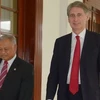 Bộ trưởng Quốc phòng Indonesia Purnomo Yusgiantoro (trái) và người đồng cấp Philip Hammond. (Nguồn: Getty)