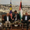 Thủ tướng Hamas Ismail Haniya (phải) và Thủ tướng Malaysia Najib Razak (trái) tại Rafah, phía nam Dải Gada ngày 22/1. (Nguồn: AFP/TTXVN)
