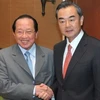 Phó Thủ tướng Campuchia Hor Namhong và Ngoại trưởng Trung Quốc Vương Ngh (Nguồn: news.xinhuanet.com)