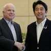 Thủ tướng Nhật Bản Shinzo Abe (phải) và Thượng Nghị sĩ Mỹ John McCaintại tại buổi hội đàm.(Nguồn: AFP/TTXVN)