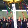 Các đại biểu long trọng rút băng khai mạc Lễ hội ASEAN 2013. (Nguồn: Hữu Thắng/TTXVN)