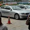 Ôtô BMW 5 bên ngoài một cửa hàng ở Bắc Kinh ngày 6/8. (Nguồn: AFP/TTXVN)