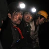Các thợ mỏ chờ thông tin về những người còn mắc kẹt dưới hầm lò. (Nguồn: THX/TTXVN)