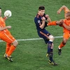 Pha "tung cước" của Nigel de Jong. (Nguồn: Getty images)