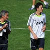 Huấn luyện viên Mourinho và tiền vệ Mesut Ozil. (Nguồn: Getty images)