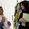 Angelinia Jolie (phải) thăm hỏi người dân Pakistan. (Nguồn: AP)