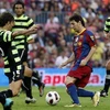 Messi bế tắc trước hàng hậu vệ của Hercules. (Nguồn: Reuters)