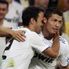 Cristiano Ronaldo (phải) và người đồng hương Carvalho. (Nguồn: Reuters)