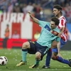 Messi (áo xanh) bị thương nặng sau pha vào bóng của Tomas Ujfalusi. (Nguồn: AP)