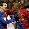 Samuel Eto (phải) và Lionel Messi thời còn thi đấu chung tại Barcelona. (Nguồn: Internet)