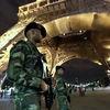 Binh sĩ Pháp tuần tra tại Tháp Eiffel ở thủ đô Paris sau khi có tin dọa đánh bom tại đây. (Nguồn: AFP/TTXVN) 