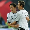 Ozil (trái) và Klose đã có một ngày thi đấu thành công. (Nguồn: Getty images)