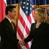 Ngoại trưởng Mỹ Hillary Clinton (phải) và Ngoại trưởng Nhật Bản Seiji Maehara. (Nguồn: Reuters)