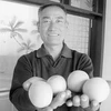 Ông Đường Thục Hải với 4 quả trứng khổng lồ. (Nguồn: Internet)