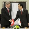 Thủ tướng Nhật Bản Naoto Kan (phải) và Thủ tướng Canada Stephen Harper. (Nguồn: AP)