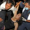 Lực lượng chức năng đưa nạn nhân bị thương đi cấp cứu. (Nguồn: Getty images)