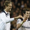 Peter Crouch (trái) và người đồng đội Gareth Bale. (Nguồn: Reuters)