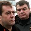 Tổng thống Nga Dmitry Medvedev (trái) và Bộ trưởng Quốc phòng Nga Anatoly Serdyukov. (Nguồn: Getty images)