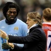 Huấn luyện viên Mancini (phải) và Adebayor. (Nguồn: Getty images)