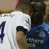 Pha va chạm của Kaboul với Cheik Tiote. (Nguồn: The Sun)