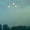 Ba Mặt Trời cùng xuất hiện ở Lạc Sơn. (Nguồn: Chinadaily)