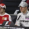 Fernando Alonso (trái) e ngại Michael Schumacher. (Nguồn: AP)