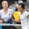 Tay vợt Svetlana Kuznetsova (trái) và Francesca Schiavone. (Nguồn: Getty images)