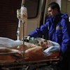 Chuyển người bị thương trong vụ nổ tới bệnh viên. (Nguồn: AP)