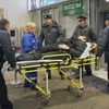 Chuyển một người bị thương trong vụ đánh bom ra khỏi sân bay Domodedovo. (Nguồn: AFP/TTXVN)