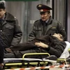 Chuyển một người bị thương trong vụ đánh bom ra khỏi sân bay Domodedovo. (Nguồn: AP)