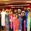 Các thế hệ người Việt và gia đình tại Pháp trong lễ phục truyền thống Việt Nam. (Nguồn: Lê Hà/Vietnam+)