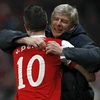 Huấn luyện viên Arsene Wenger vui mừng sau khi Van Persie ghi bàn gỡ hòa. (Nguồn: Reuters)