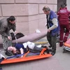 Nhân viên y tế sơ cứu người bị thương trong vụ nổ ngày 11/4. (Nguồn: AFP/ TTXVN)