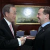 Tổng Thư ký Liên hợp quốc Ban Ki-moon (trái) và Tổng thống Nga Dmitry Medvedev. (Nguồn: AP)