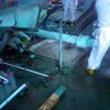 Công nhân nhà máy điện Fukushima 1 khắc phục sự cố rò rỉ nước nhiễm phóng xạ tại lò phản ứng số 3 ngày 11/5. (Ảnh: AFP/TTXVN)