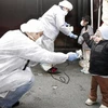 Kiểm tra mức độ phóng xạ trên trẻ em ở trại tạm gần nhà máy điện nguyên tử Fukushima 1. (Nguồn: Internet)
