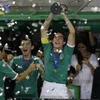 Antonio Briseno giương cao chiếc cúp vô địch U17 thế giới. (Nguồn: AP)
