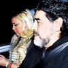 Diego Maradona trên xe trước khi xảy ra vụ tai nạn. (Nguồn: canchallena.com)