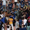 Cổ động viên của Milan bị lột áo và bị các fan Inter "tẩn" một trận tơi bời. (Nguồn: theoffside.com)