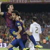 Cesc Fabregas và người hùng của trận đấu, Messi. (Nguồn: Reuters)