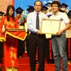 Phó Thủ tướng Nguyễn Thiện Nhân trao Bằng khen cho học sinh đoạt giải Olympic quốc tế. (Ảnh: Bích Ngọc/TTXVN)