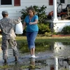 Người dân tại Lowland, Bắc Carolina nhận hàng cứu trợ sau khi cơn bão Irene đi qua. (Nguồn: Getty)