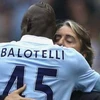 Balotelli chia sẻ niềm vui với Mancini (Nguồn: AP)