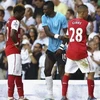 Emmanuel Adebayor bắt tay an ủi các đồng đội cũ. (Nguồn: Getty)