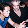 Giám đốc Học viện tạo mẫu tóc TIGI London, ông Gen Itoh (trái) bàn luận với Ralf Boss. (Nguồn: PV/Vietnam+)