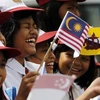 Niềm vui của các em học sinh khi đón chào các đoàn tham dự SEA Games 26. (Nguồn: Reuters)