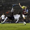 Pha ghi bàn đẹp mắt của Adebayor. (Nguồn: Reuters)