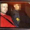 Kẻ cuồng sát Anders Behring Breivik (trái) bị cảnh sát áp giải. (Nguồn: Reuters)