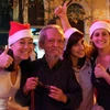 Du khách nước ngoài trong đêm Noel ở Hà Nội. (Ảnh: Quý Trung/TTXVN)
