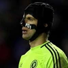 Petr Cech thẫn thờ sau bàn thua. (Nguồn: Getty)